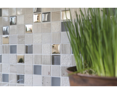 Quadratische Mosaikfliesen mit verschiedenen Oberflächenstrukturen