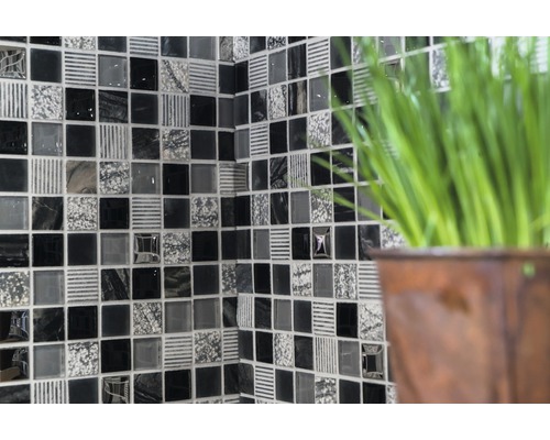 Wandfliesen mit Mosaikmuster in Schwarz, Grau und Weiß.