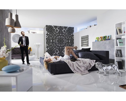 Heller Wohnraum mit Sofa, Bett, Dekoration und zwei Personen