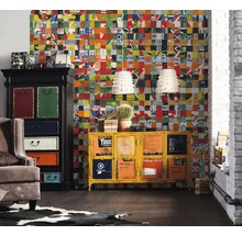 Wohnzimmer mit Kommode, Schrank, Sessel, Teppich und Wandtapete im Patchwork-Stil