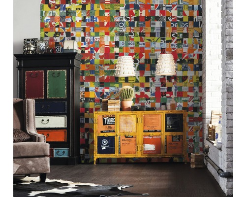 Wohnzimmer mit Kommode, Schrank, Sessel, Teppich und Wandtapete im Patchwork-Stil