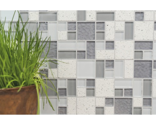 Mosaikfliesenwand mit Pflanze