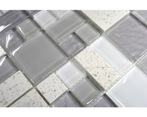 Detailaufnahme einer Mosaikfliese aus Glas und Stein