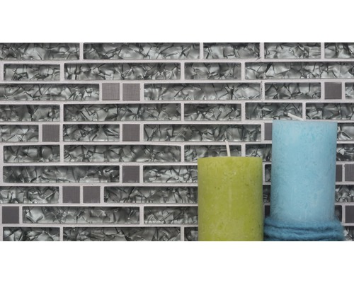 Mosaikfliesen mit Glasstruktur und zwei Kerzen