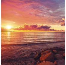 Sonnenuntergang über dem Meer mit Felsen im Vordergrund