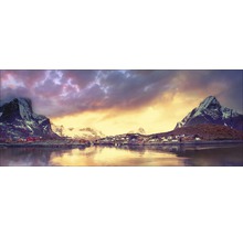 Panoramaaufnahme einer Küstenstadt mit Bergen im Hintergrund und einer ruhigen Wasseroberfläche