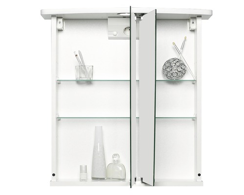 Weißer Spiegelschrank mit Regalböden und diversen Badutensilien