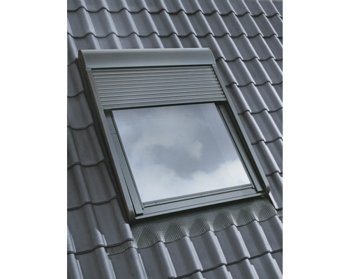 Dachfenster mit Rollladen auf einem Ziegeldach