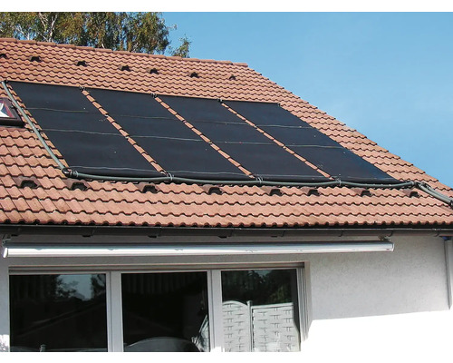 Solaranlage zur Poolheizung auf einem Hausdach mit Ziegeln