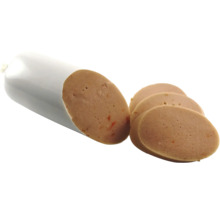 Bierschinkenwurst in der Verpackung mit aufgeschnittenen Scheiben