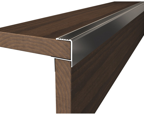 Detailaufnahme einer Treppenkante aus Metall auf einer Holztreppe.