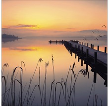 Holzsteg auf einem See bei Sonnenaufgang