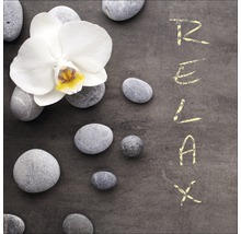 Dekoration mit Orchidee, Steinen und dem Schriftzug Relax