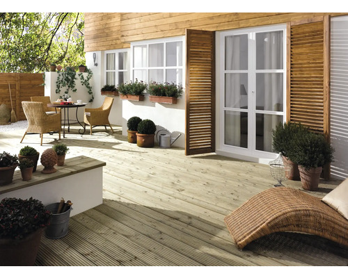 Terrasse mit Holzdeck, Gartenmöbeln und Pflanzen