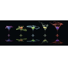 Fünf Cocktailgläser mit farbigen Flüssigkeiten und Spritzern