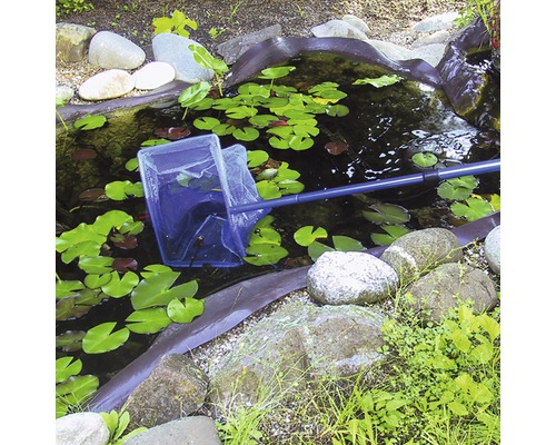 Teich mit Teichnetz zur Reinigung von Blättern und Ablagerungen.