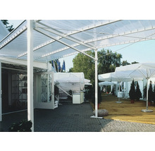 Außenbereich mit Terrassendielen, Sonnenschirmen und transparentem Terrassendach
