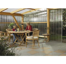 Überdachter Sitzplatz im Garten mit Holztisch und Holzstühlen