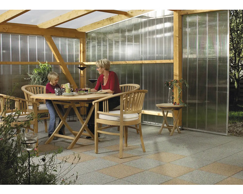 Überdachter Sitzplatz im Garten mit Holztisch und Holzstühlen