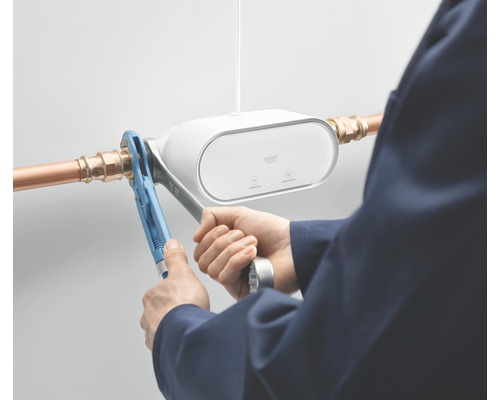 Installation eines Wassersensors mit einer Rohrzange