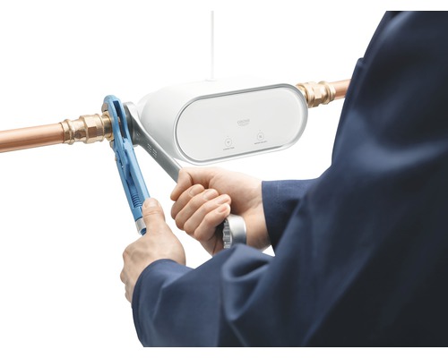 Installation eines Wassersensors mit einer Rohrzange an einem Kupferrohr.