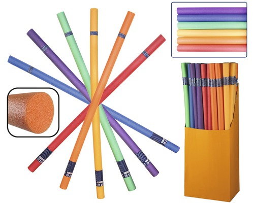 Mehrere Schwimmnudeln in verschiedenen Farben und ein Karton voller Schwimmnudeln