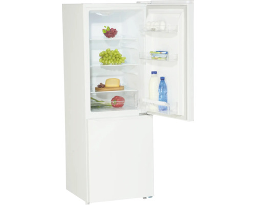 Weißer Kühlschrank mit geöffneter Tür und Lebensmitteln