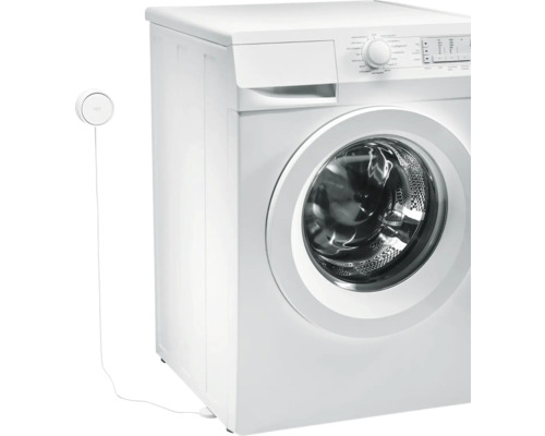 Weiße Waschmaschine mit Wassersensor zur Leckageerkennung