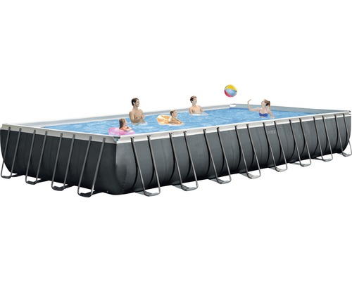 Rechteckiger Pool mit Familie und Wasserball