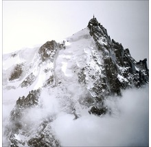 Verschneiter Berg mit Wolken