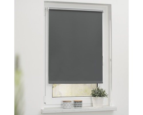 Graues Rollo am Fenster für den Sonnenschutz