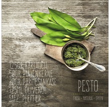 Bärlauchpesto mit Zutaten auf Holztisch
