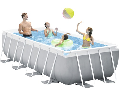 Rechteckiger Intex Pool mit Familie beim Spielen mit einem Ball