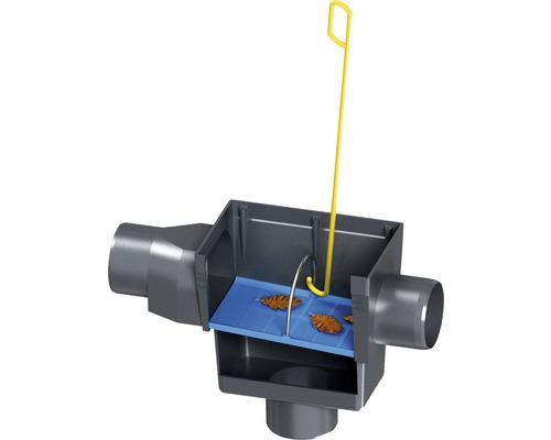 Aufsicht auf einen Hofablauf mit Laubfangkorb und gelbem Werkzeug zum Anheben des Korbs