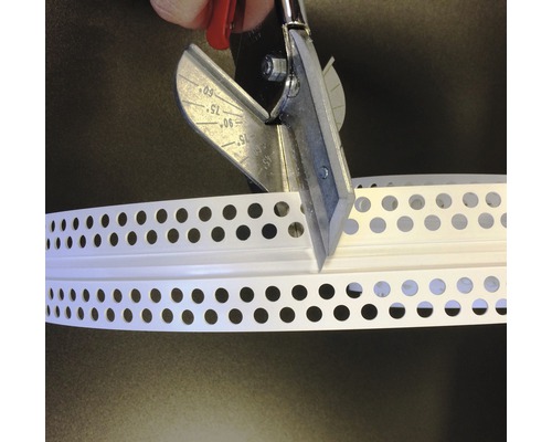 Eckprofil aus Kunststoff wird mit einer Schneidzange zugeschnitten.