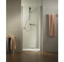 Begehbare Dusche mit Duscharmatur und Handtuch