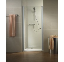 Moderne Duschkabine mit Handtuch und Wäschekorb in einem Badezimmer