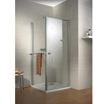 Duschkabine mit Handtuch und Handtuchhalter im Badezimmer