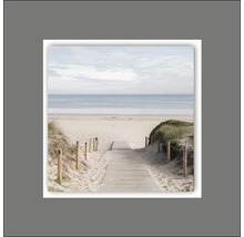 Dekorative Leinwand mit einem Motiv von einem Holzweg zum Strand und Meer.
