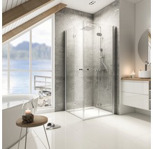 Modernes Badezimmer mit Duschkabine, Waschtisch und Badewanne vor einem Fenster mit Seeblick.