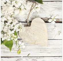 Dekoratives Herz aus Holz mit Bindfaden und weißen Blüten auf Holztisch
