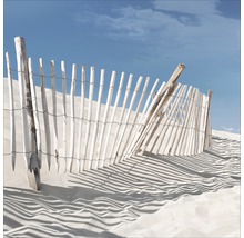 Dekorative Holzzaunansicht im Sand unter blauem Himmel