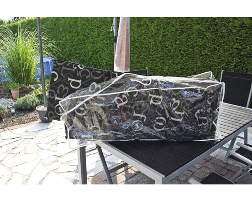 Gartenmöbelauflagen im transparenten Aufbewahrungsbeutel auf einem Gartentisch