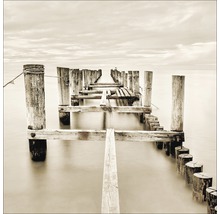 Ansicht eines alten Holzstegs im Wasser