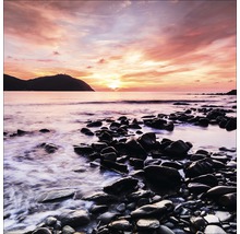 Ein Küstenlandschaft mit Felsen und Sonnenuntergang.