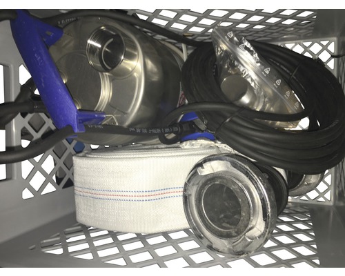 In einem Gitterkorb befinden sich ein Wasserfilter, ein Schlauch, ein Kabel und Zubehör.