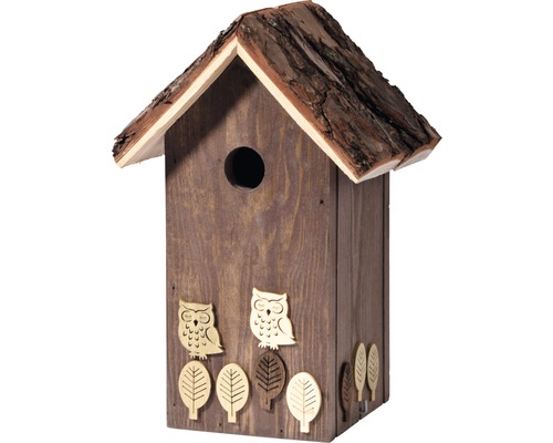 Vogelhaus aus Holz mit Eulendekor und Baumrinde auf dem Dach