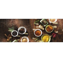 Verschiedene Gewürze wie Chili, Curry, Paprika und Zimt auf einem Holztisch