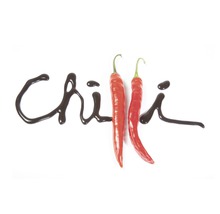 Zwei Chilischoten und das Wort Chili in Schriftform