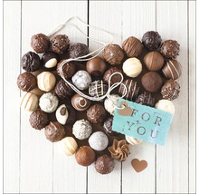 Schokoladenpralinen in Herzform mit Geschenkanhänger auf Holztisch